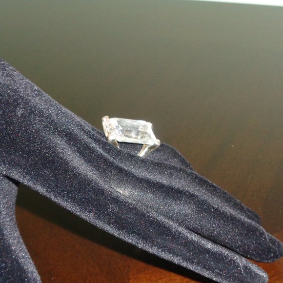 Oversized faux crystal ring- costume jewelry - Picture 8 of 9